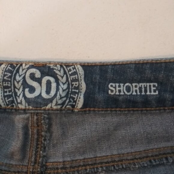 SO women's size 9 medium wash shortie shorts - Picture 11 of 13